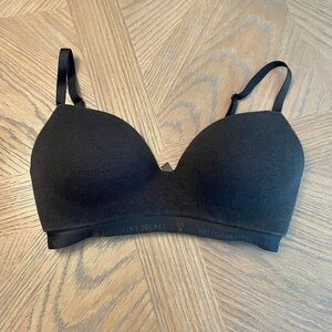 VICTORIA’S Secret T Shirt Lightly Lined Black Bra
